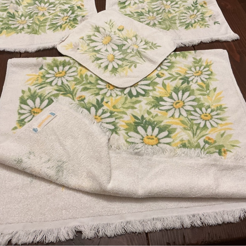 Vintage Set of Springmaid Bath Towels Each measure - Picture 7 of 14